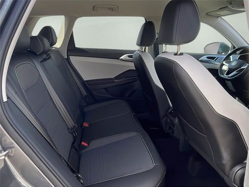 Used 2025 Volkswagen Taos SE image 16