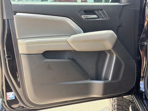 Used 2025 Chevrolet Colorado ZR2 w/ Technology Package AWD/4WD image 16