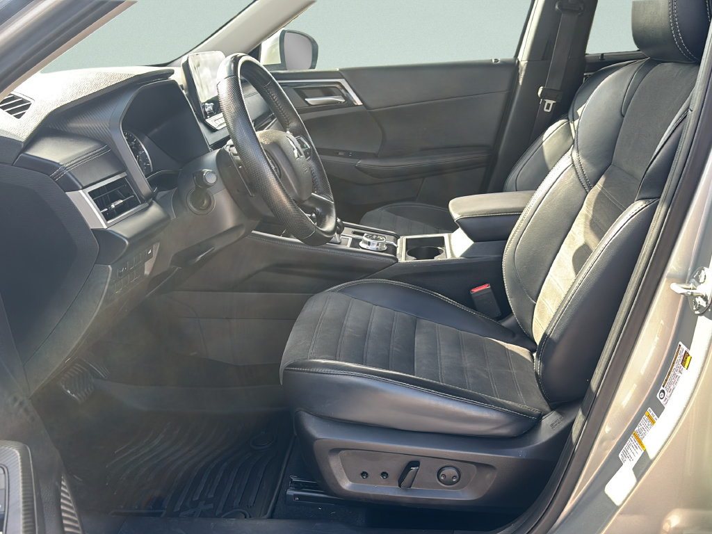 Used 2024 Mitsubishi Outlander AWD image 23