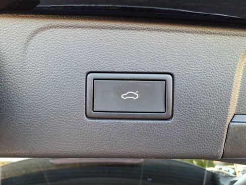 Certified 2024 Volkswagen Atlas Peak Edition SEL image 12