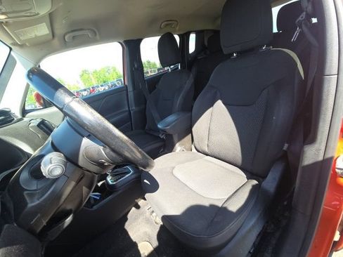 Used 2020 Jeep Renegade Altitude w/ UConnect 8.4 Nav Group FWD image 21