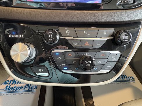Used 2017 Chrysler Pacifica Touring-L w/ Tire & Wheel Group FWD image 19