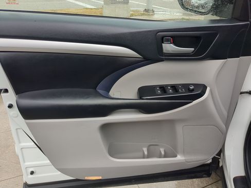 Used 2019 Toyota Highlander SE image 14