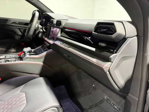 Used 2025 Lamborghini Urus SE AWD/4WD image 56