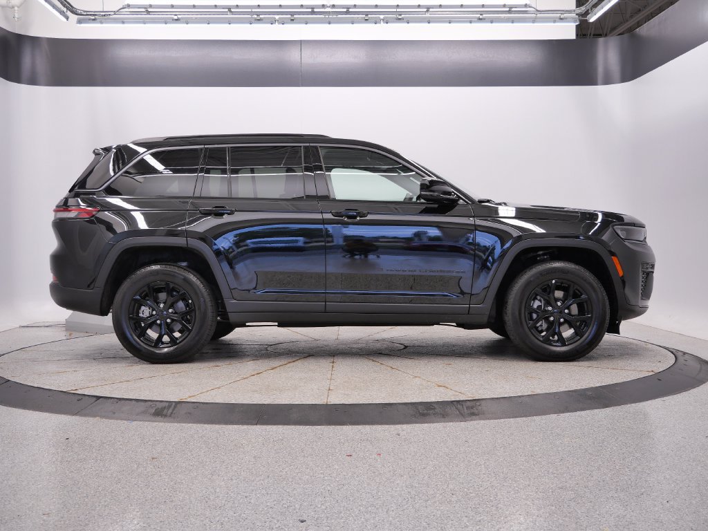Used 2026 Jeep Grand Cherokee Altitude AWD/4WD image 6