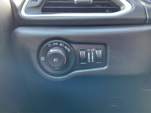 Used 2025 Chrysler Pacifica Select FWD image 17