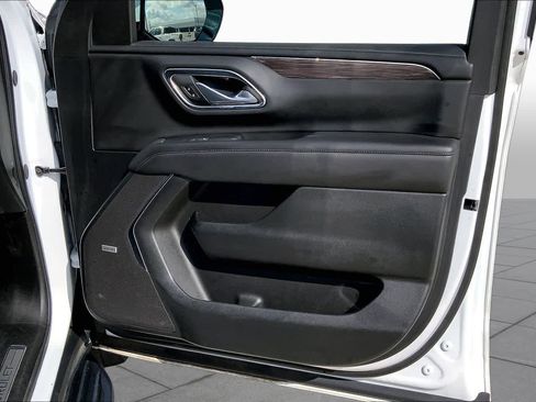 Certified 2024 Chevrolet Suburban LT RWD image 22