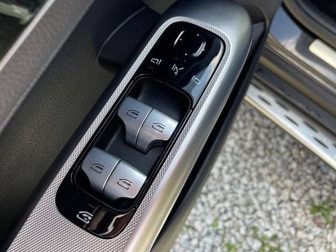 Used 2025 Mercedes-Benz GLC 300 4MATIC image 25