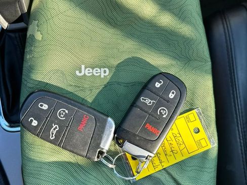 Used 2021 Jeep Grand Cherokee Laredo X image 39