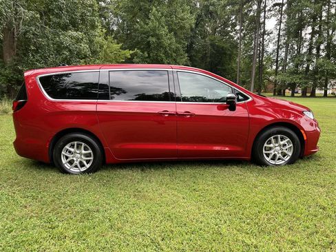 New 2026 Chrysler Pacifica Select image 2