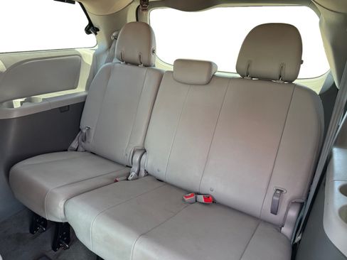 Used 2018 Toyota Sienna XLE w/ XLE Navigation Package FWD image 16