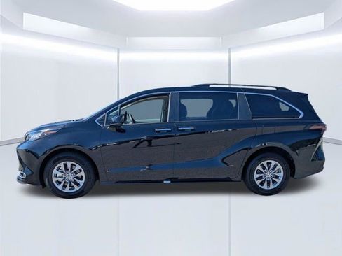 Used 2023 Toyota Sienna XLE FWD image 7