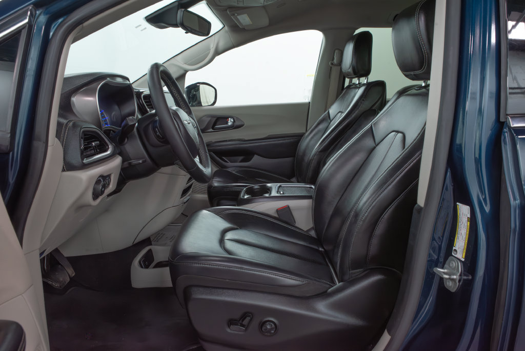 Used 2024 Chrysler Pacifica Limited FWD image 8
