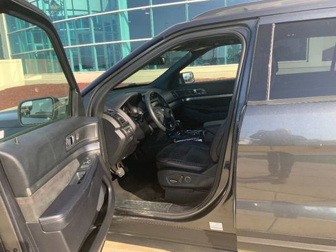 Used 2018 Ford Explorer XLT w/ Equipment Group 202A image 8