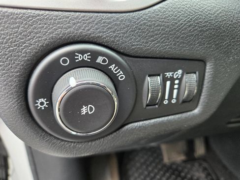 Used 2015 Jeep Cherokee Latitude w/ Cold Weather Group AWD/4WD image 17