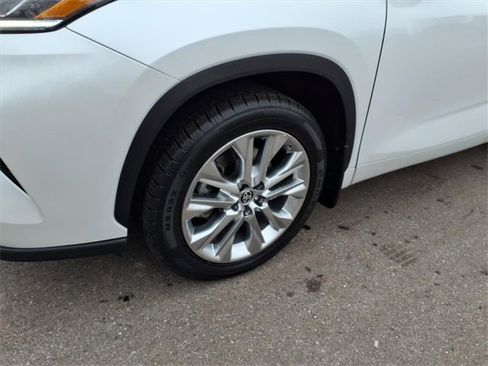 Used 2023 Toyota Highlander Limited image 4