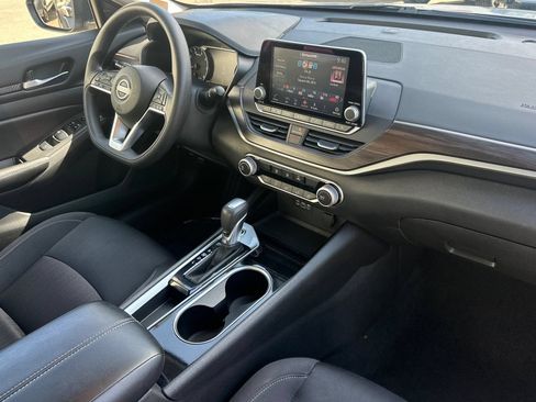 Used 2024 Nissan Altima 2.5 SV FWD image 19