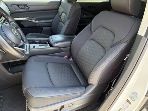 Certified 2024 Nissan Pathfinder SV w/ SV Premium Package FWD image 18
