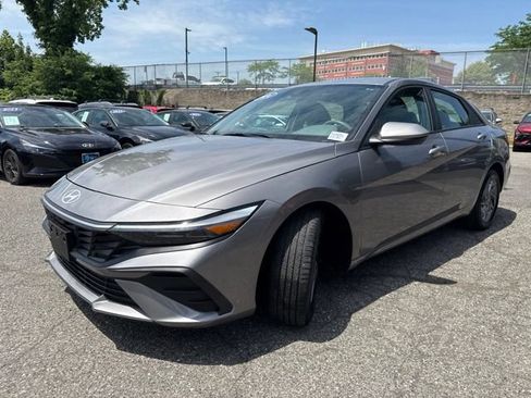Used 2024 Hyundai Elantra SEL FWD image 3