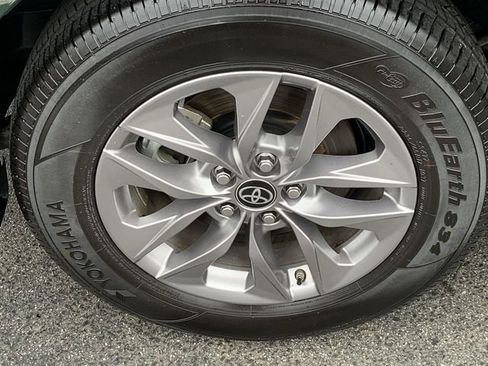 Used 2025 Toyota Sienna XLE AWD/4WD image 36