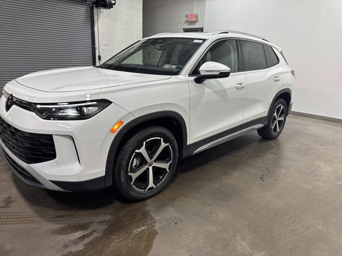 New 2025 Volkswagen Tiguan SE image 6