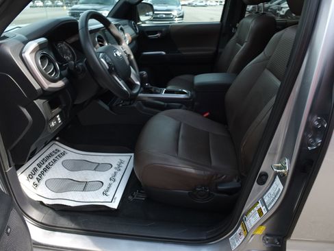 Used 2016 Toyota Tacoma Limited w/ Towing Package image 13