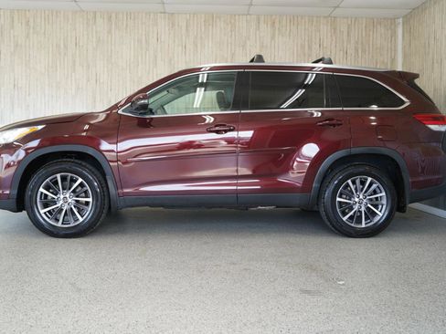 Used 2019 Toyota Highlander XLE w/ Carpet Mat Package (TMS) AWD/4WD image 5
