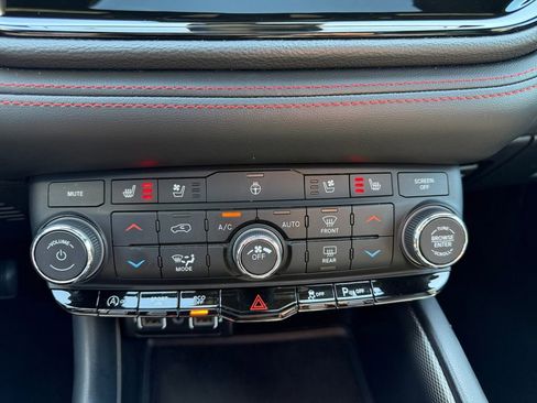 Used 2024 Dodge Durango GT RWD image 17