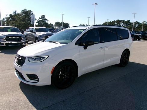 Used 2025 Chrysler Pacifica Limited image 2