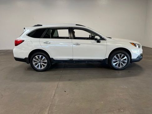 Used 2017 Subaru Outback 2.5i Touring AWD/4WD image 2