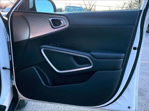 Used 2023 Kia Soul LX w/ LX Technology Package image 22