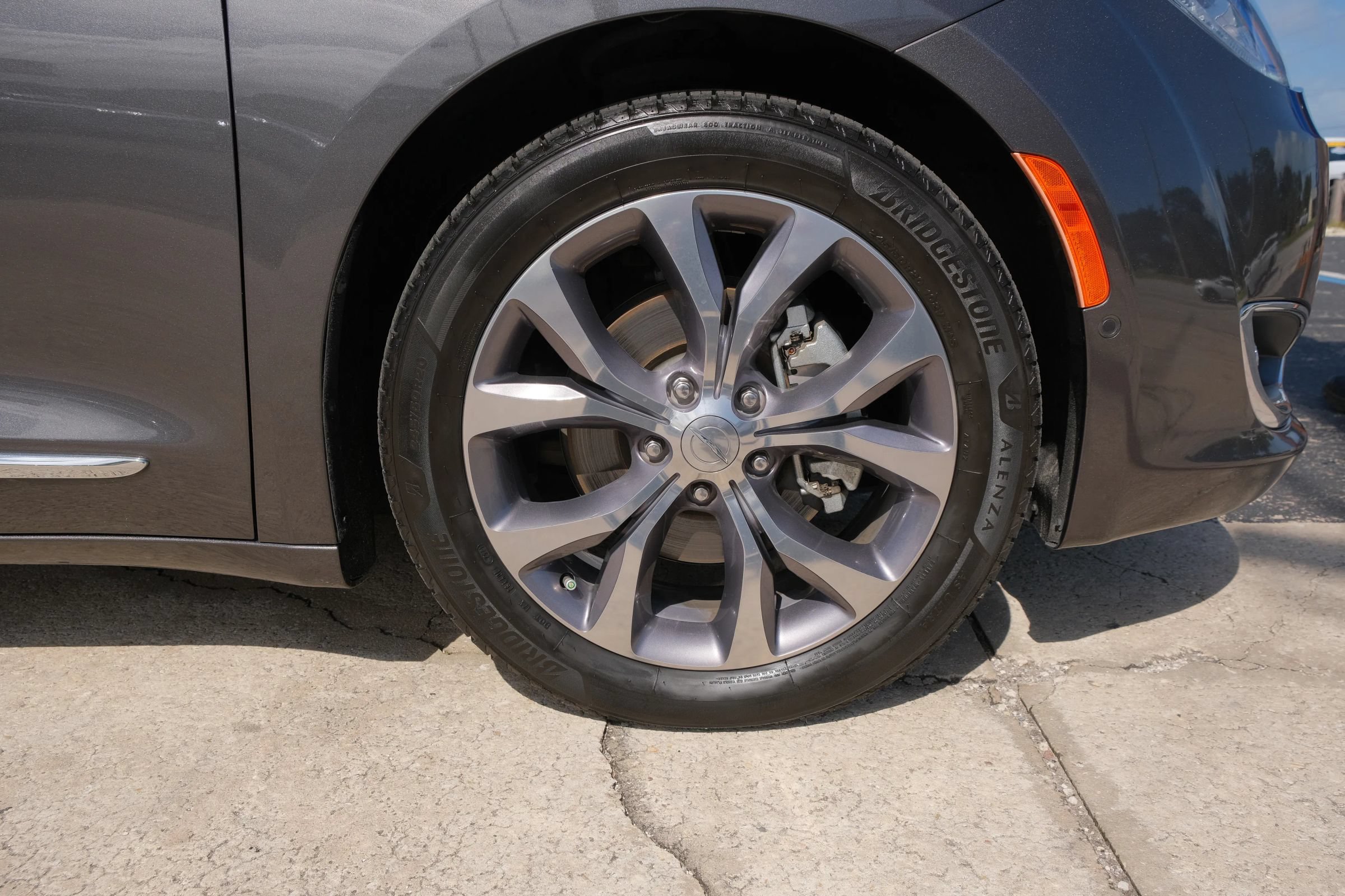 Used 2018 Chrysler Pacifica Limited w/ Tire & Wheel Group FWD image 20