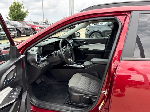 Used 2024 Chevrolet Trax LT w/ Driver Confidence Package FWD image 16
