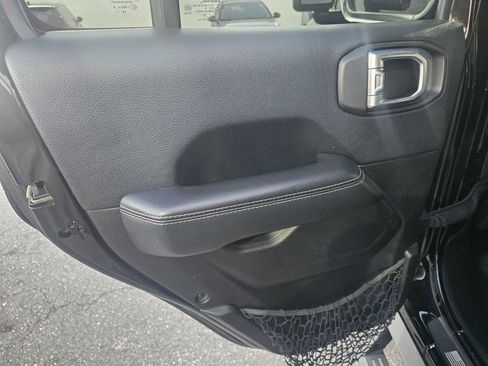 Used 2018 Jeep Wrangler Unlimited Sahara image 8