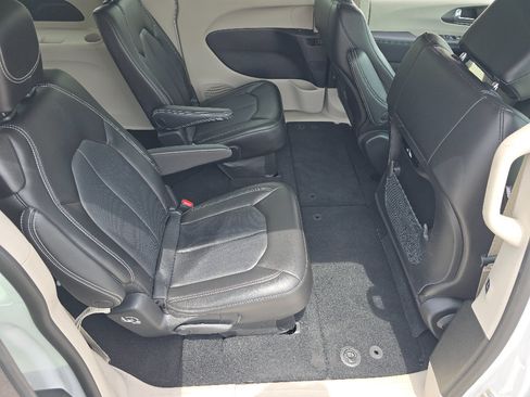Used 2023 Chrysler Pacifica Touring-L AWD/4WD image 15
