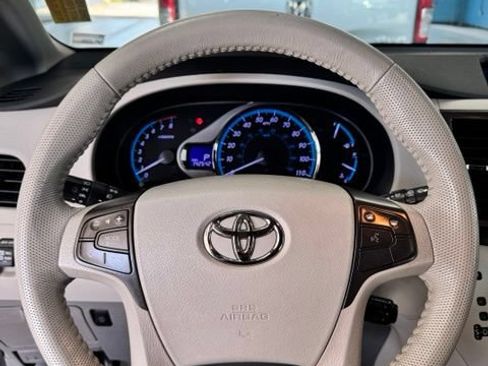 Used 2011 Toyota Sienna XLE w/ Entertainment Pkg FWD image 9