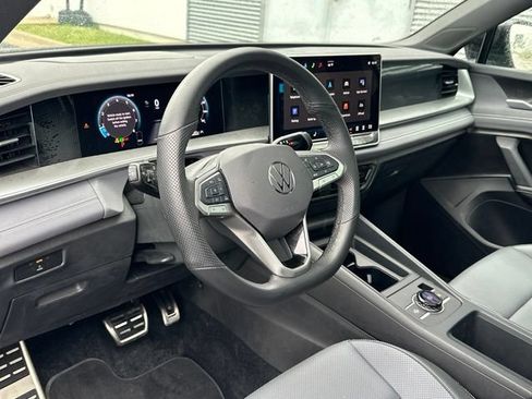 Certified 2025 Volkswagen Tiguan SE R-Line AWD/4WD image 28
