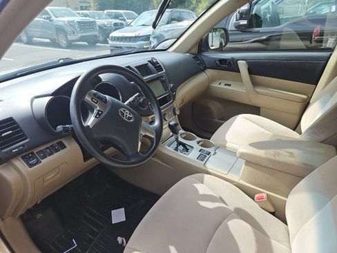 Used 2013 Toyota Highlander FWD w/ Cold Weather Pkg image 11