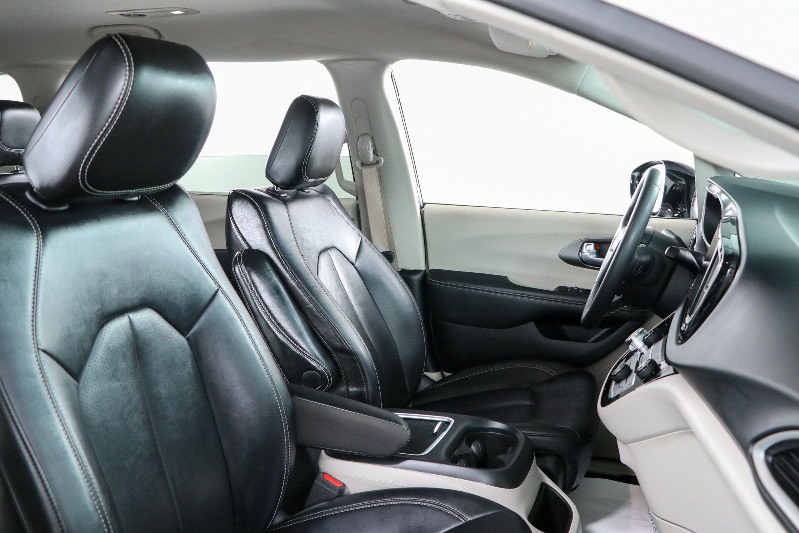 Used 2024 Chrysler Pacifica Touring-L FWD image 27
