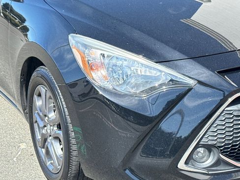 Used 2019 Toyota Yaris LE image 11