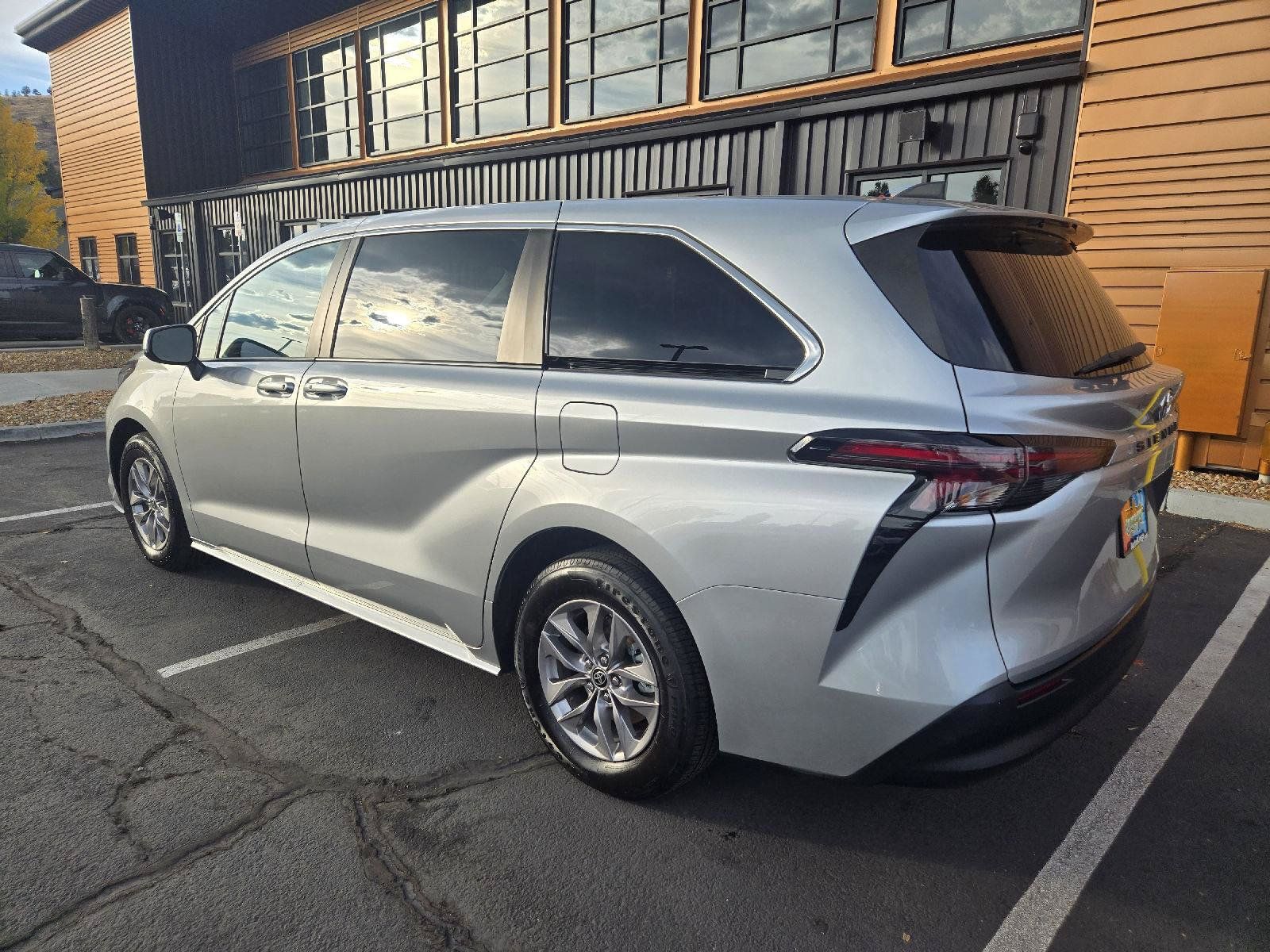 Used 2023 Toyota Sienna LE FWD image 3