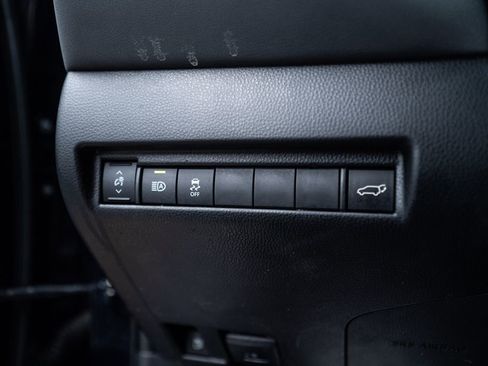 Used 2022 Toyota Venza XLE image 22