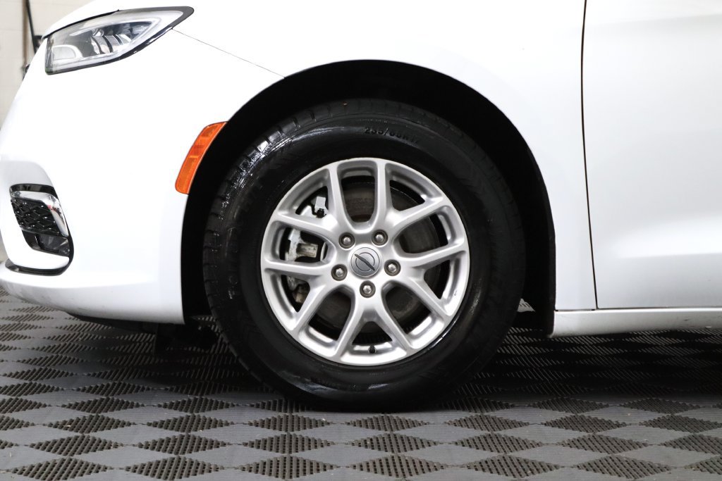 Used 2024 Chrysler Pacifica Touring-L FWD image 5