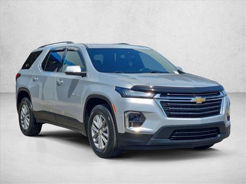 Used 2022 Chevrolet Traverse LT FWD image 2