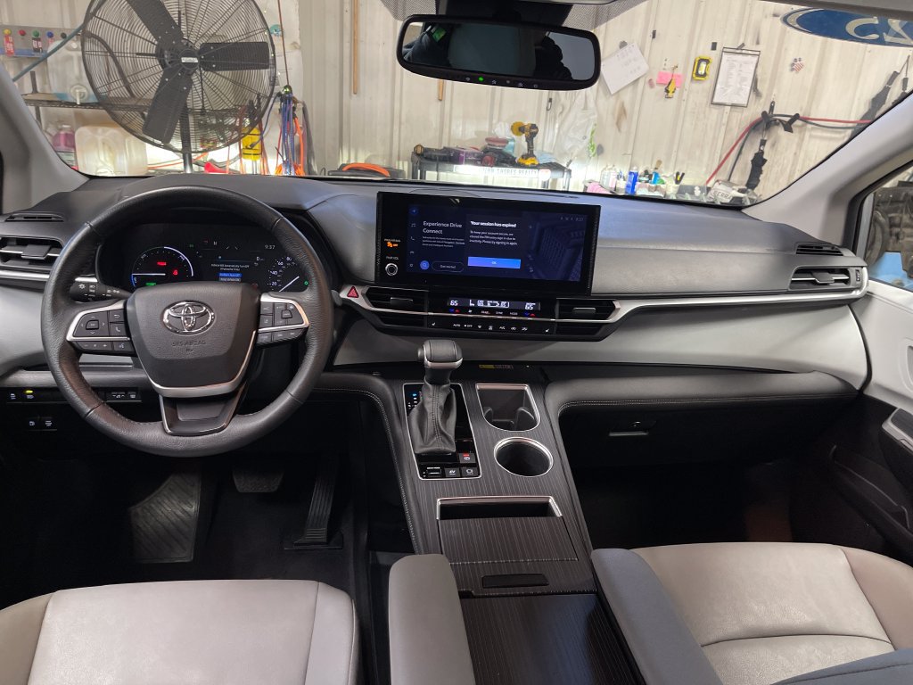 Certified 2025 Toyota Sienna XLE FWD image 17
