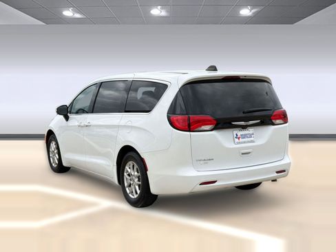 Used 2023 Chrysler Voyager LX FWD image 3