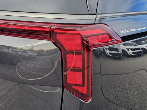 Certified 2026 Kia Carnival SX w/ SX Dark Edition Package image 9