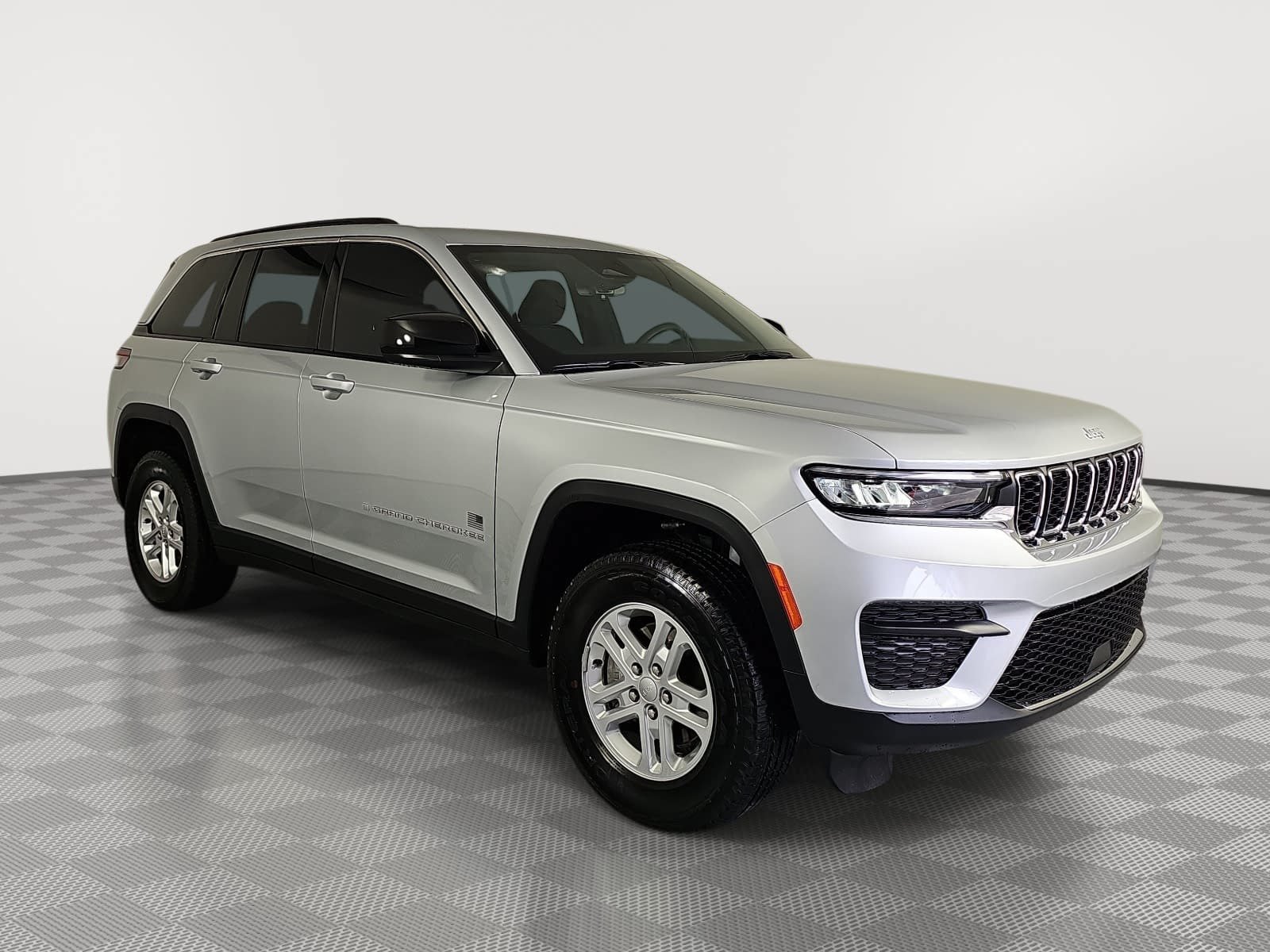 Used 2025 Jeep Grand Cherokee Laredo RWD image 2