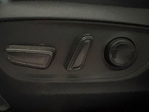 Used 2019 Toyota RAV4 Limited image 8