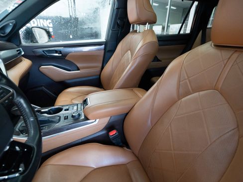 Used 2021 Toyota Highlander Platinum image 10